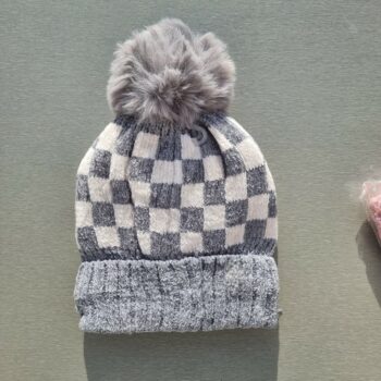 Lot de 4 Bonnets à carreaux à pompon (2,90€ l'unité) – Image 5
