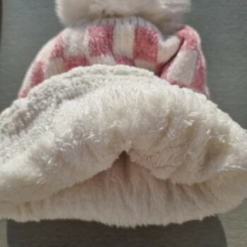 Lot de 4 Bonnets à carreaux à pompon (2,90€ l'unité) – Image 3