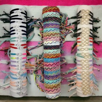 Lot de 3 présentoirs de 24 (0,75€ pièce) : Bon mélange de 72 bracelets corde à modif et à Strass - Modèles mélangés