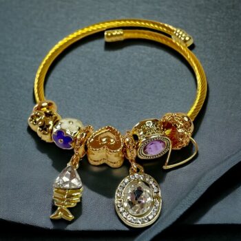 Lot de 12 (2,40 € unité) : Bracelets torsadés dorés aux couleurs & breloques mélangées – Image 4