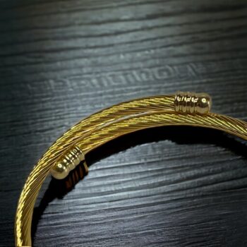 Lot de 12 (2,40 € unité) : Bracelets torsadés dorés aux couleurs & breloques mélangées – Image 5