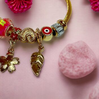Lot de 12 (2,40 € unité) : Bracelets torsadés dorés aux couleurs & breloques mélangées – Image 6