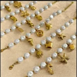 Lot de 12 (1,95€ Pièce) : Bracelet 3 Breloques dorés et Perles plates blanches - Acier Inoxydable