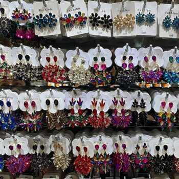Présentoir de 20 Paires (2,50€ la paire) : Grandes Boucles d'Oreilles en strass coloré – Image 3
