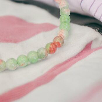 Ensemble de 48 (0,65€ unité) Bracelets de perles de 12 couleurs – Image 3