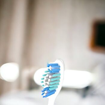 Lot de 24 (Soit 0,99€ pièce) : Brosse à dents à triple action - Colgate – Image 4