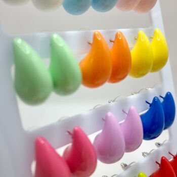Présentoir de 12 paires (soit 0,85€ la paire) : Boucles d'oreilles "GROSSE GOUTTE" effet mat différents coloris – Image 3