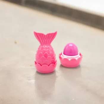 Présentoir de 24 (0,93€ pièce) : Baumes à Lèvres Fruités – Packaging en Forme de Queue de Sirène – Image 2