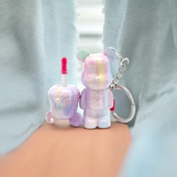 Présentoir de 24 (1,38€ pièce) : Gloss à Lèvres 6 Arômes – Packaging en Forme d'Ourson Porte-clés – Image 2