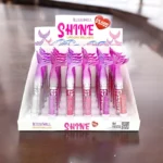 Présentoir de 24 (1,18€ pièce) : Gloss à Lèvres SHINE – Packaging en Forme de Queue de Sirène