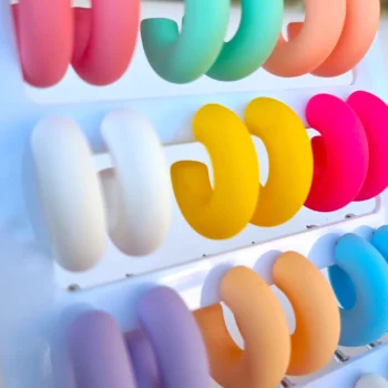 Présentoir de 12 paires (soit 0,85€ la paire) : Boucles d'oreilles différents coloris – Image 2