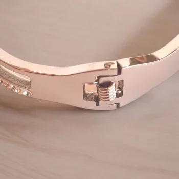Bracelet Doré Rigide Acier Inoxydable - 3 Trèfles & Strass – Image 3