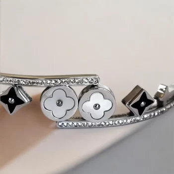 Bracelet Argenté Rigide Acier Inoxydable - Trèfles noires, Etoiles blanches & Strass – Image 2