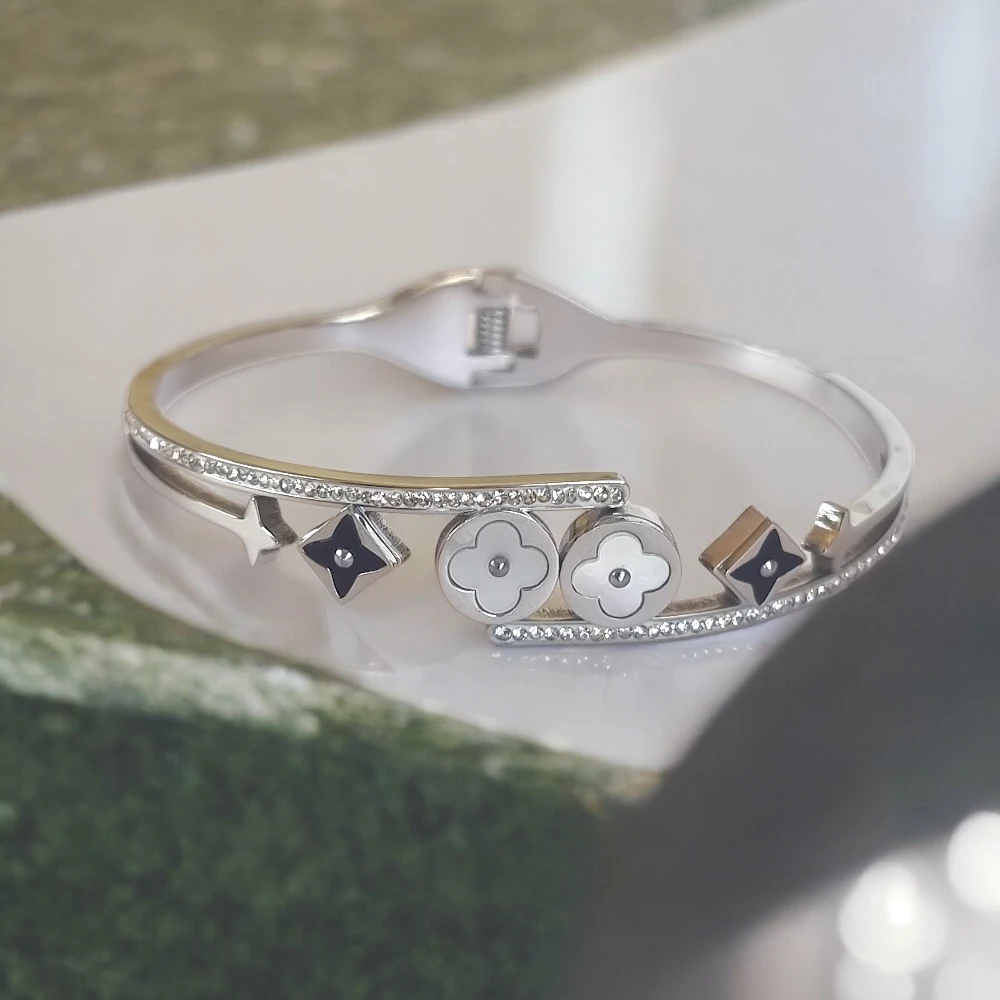 grossiste bracelet argenté avec strass Bracelet Argenté Rigide Acier Inoxydable - Trèfles noires, Etoiles blanches & Strass – Image 1