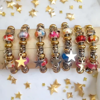 Lot de 12 (0,75€ unité) : Bracelet Argenté Pendant ETOILE Avec Perles & Breloques – Mélange de Couleurs
