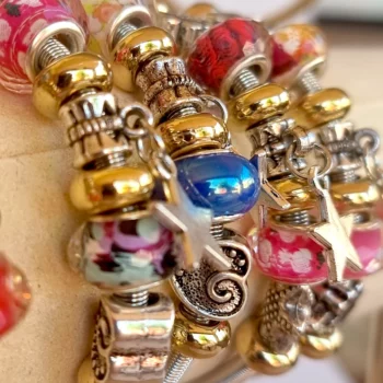 Lot de 12 (0,75€ unité) : Bracelet Argenté Pendant ETOILE Avec Perles & Breloques – Mélange de Couleurs – Image 3