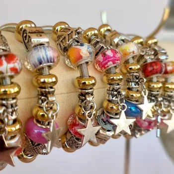 Lot de 12 (0,75€ unité) : Bracelet Argenté Pendant ETOILE Avec Perles & Breloques – Mélange de Couleurs – Image 5