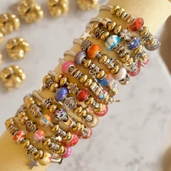 Lot de 12 (0,75€ unité) : Bracelet Argenté Pendant ETOILE Avec Perles & Breloques – Mélange de Couleurs – Image 4