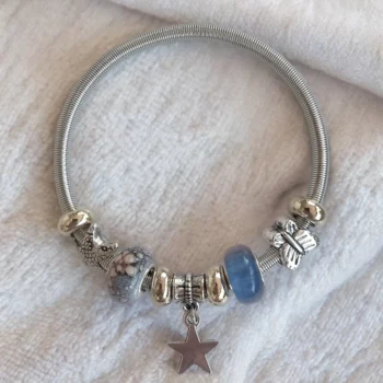Lot de 12 (0,75€ unité) : Bracelet Argenté Pendant ETOILE Avec Perles & Breloques – Mélange de Couleurs – Image 7