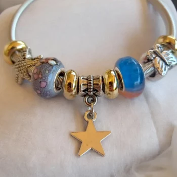 Lot de 12 (0,75€ unité) : Bracelet Argenté Pendant ETOILE Avec Perles & Breloques – Mélange de Couleurs – Image 2