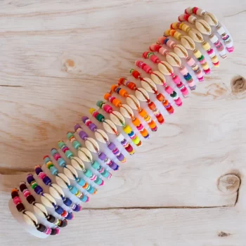 Lot de 24 (0,55€ unité) : Bracelet COQUILLAGE Avec Perles Colorées – Mélange de Couleurs