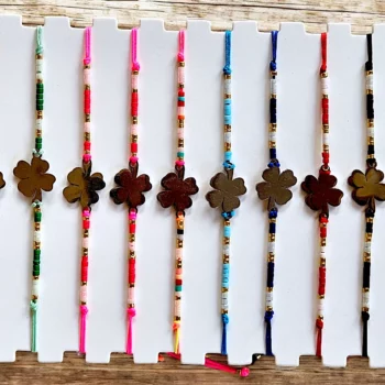 Lot de 12 (1€ unité) : Bracelet Fil & Perle coloré avec Bijou Argenté TRÈFLE – Image 3