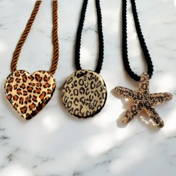 Lot de 12 (2,25€ pièce) : Mélange De Colliers en Corde avec Gros Pendentifs – Motif Léopard – Image 3