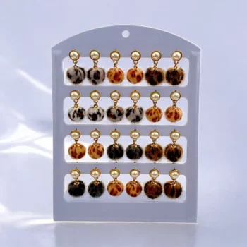 Présentoir de 12 paires (soit 0,85€ la paire) : Boucles d'Oreilles Léopard avec Perles Pompon – Image 3