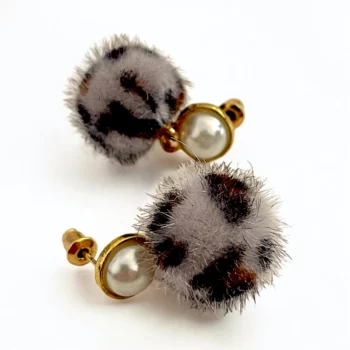 Présentoir de 12 paires (soit 0,85€ la paire) : Boucles d'Oreilles Léopard avec Perles Pompon – Image 2