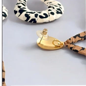 Lot de 6 paires (2,10€ la paire) : Paires de Boucles d’Oreilles en Tissu Motif Léopard – Image 2