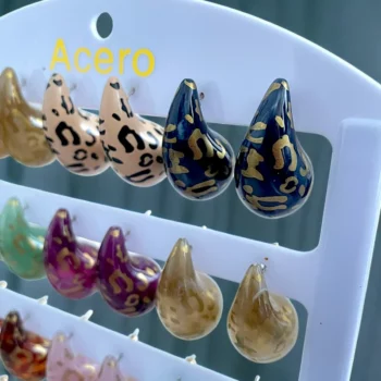 Présentoir de 12 paires (soit 0,88€ la paire) : Paires de Boucles d’Oreilles - Design Goutte Léopard Coloré – Image 2