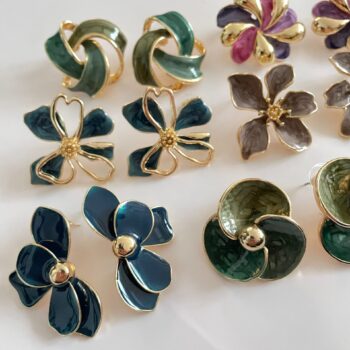 Lot de 6 paires (1,95€ la paire) : Paires de Boucles d’Oreilles Dorées & Colorées Florales – Image 3