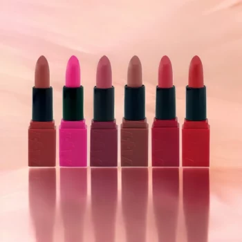 Présentoir de 24 (soit 0,95€ unité) : Rouge à Lèvres à l’Acide Hyaluronique – Finition Lisse - Easy Paris