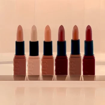 Présentoir de 24 (soit 0,87€ unité) : Rouge à Lèvres à l’Acide Hyaluronique – Finition Lisse - Easy Paris
