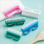 Pack de 12 (soit 0,62€ pièce) : Brosse colorée pour Ongles – Beauty Care