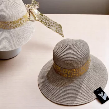 Mélange de 3 (soit 3,50€) Chapeaux avec Bandeau Doré – Coloris Mélangés – Image 2