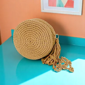 Sac Rond Tressé avec Chaîne Dorée et Pompon – 100% Style & Légèreté - Taupe