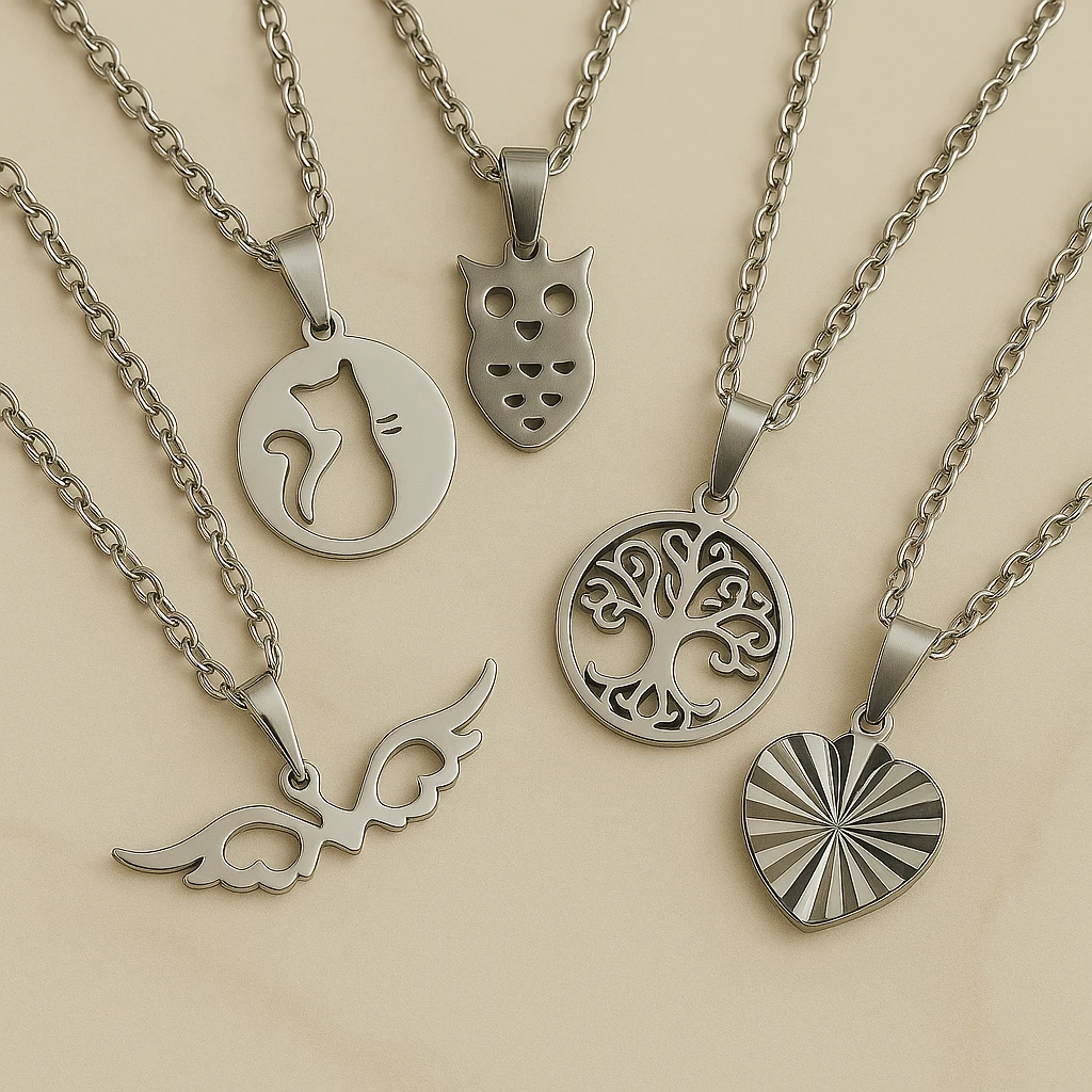 lot de bijoux grossiste de france (5) Lot de 10 Mélanges (1,50€ Pièce) : Collier Argenté avec Pendentif – Acier Inoxydable – Image 1