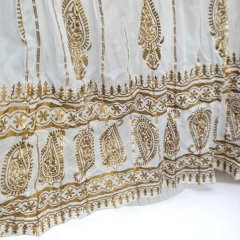 Robe longue Blanc écru Sans manches Volant Motif Paisley Doré MADE IN INDIA – Image 3