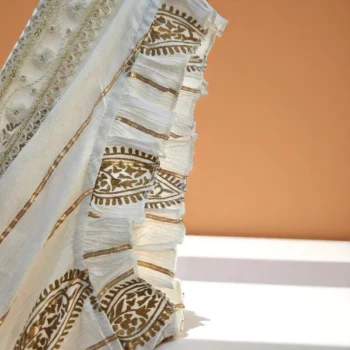 Robe longue Blanc écru Sans manches Volant Motif Paisley Doré MADE IN INDIA – Image 2