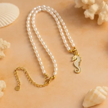 Lot de 12 (1,90€ Pièce) : Colliers Dorés avec Petit Pendentif Océan – Perles Blanches – Acier Inoxydable – Image 2