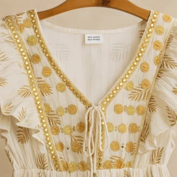 Robe longue Beige Clair Petites manches à Volant Motif Ethnique Dorée MADE IN INDIA – Image 2