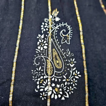 Robe longue Noire Sans manches Motif Paisley Blanc & Doré MADE IN INDIA – Image 3