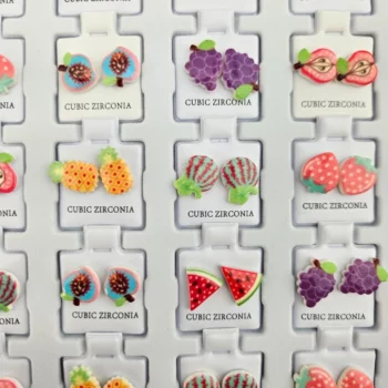 Présentoir de 36 (0,30€ Pièce) : Paires de Boucles d’Oreilles Fruits Colorés – CUBIC ZIRCONIA – Image 3