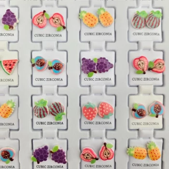 Présentoir de 36 (0,30€ Pièce) : Paires de Boucles d’Oreilles Fruits Colorés – CUBIC ZIRCONIA – Image 2
