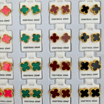 Présentoir de 36 (0,50€ Pièce) : Paires de Boucles d’Oreilles Trèfles Acier Inoxydable – Style Chic et Moderne – Image 2