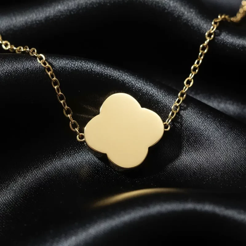 Collier Avec Pendentif Trèfle - Doré