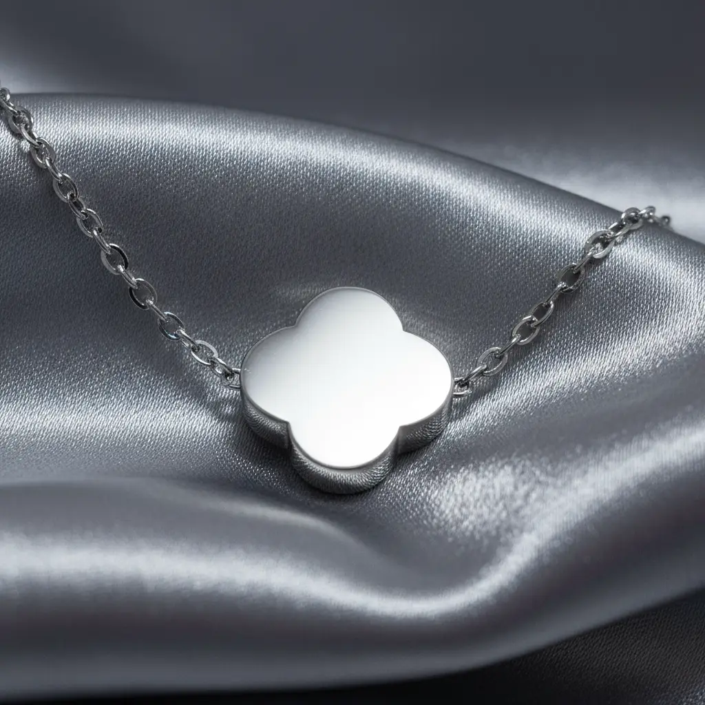 Collier Avec Pendentif trèfle - Argenté Collier Avec Pendentif Trèfle - Argenté – Image 1