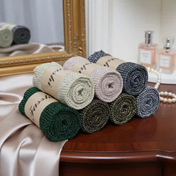 Lot de 12 (soit 2,50€ Piéce) Foulards Collection de Noël avec Motifs Dorés – 170 x 70 cm