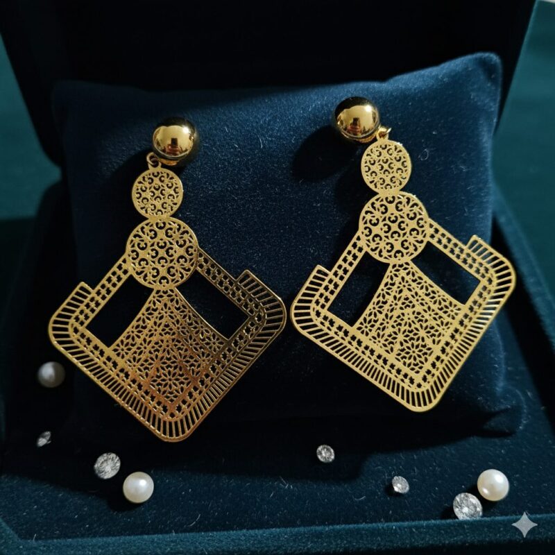 Lot de 3 (2,50€ la Paire) : Boucles d’Oreilles Dorées pendantes Motif ajouré 7.5cm